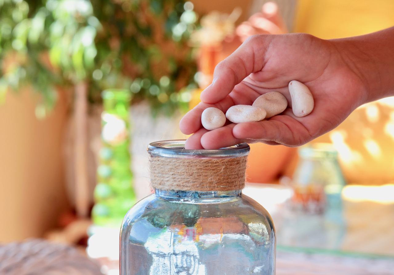 hand, sassi, glass jars-2710098.jpg